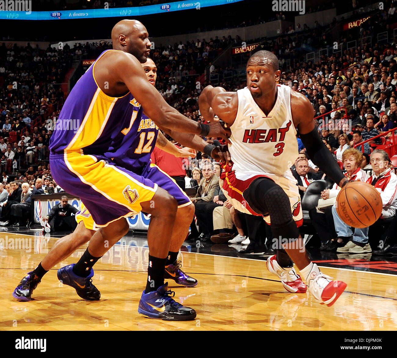 Mar 04, 2010 - Miami, FL - Florida, Stati Uniti d'America - Stati Uniti - Miami---fl-calore-04d--------basket della NBA con i Los Angeles Lakers visitando il Miami Heat all'American Airlines Arena. Miami Dwyane Wade opere passato ex-giocatore di calore ora Laker Lamar Odom. Robert Duyos, Sun Sentinel (credito Immagine: © Sun-Sentinel/ZUMApress.com) Foto Stock