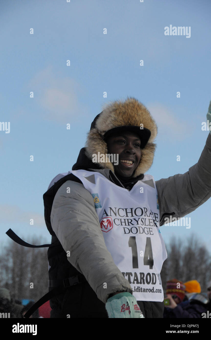 Mar 07, 2010 - Willow, Alaska, Stati Uniti d'America - NEWTON MARSHALL da Giamaica onde alle folle come egli toglie all inizio del sentiero Iditarod Sled Dog Race 2010 a Willow, Alaska per il 1100 mile race across Alaska. Il cantante Jimmy Buffet è uno dei suoi sponsor. (Credito Immagine: © Ron Levy/ZUMA Press) Foto Stock