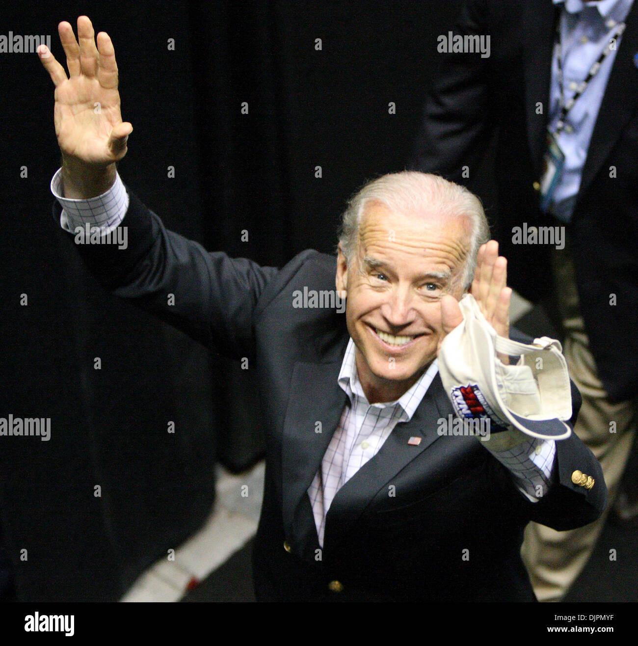 Apr. 06, 2010 - San Antonio, TX, Stati Uniti d'America - Il Vice Presidente degli Stati Uniti di American Joe Biden onde ai tifosi nella notte di martedì 6 aprile 2010 al Alamodome a San Antonio, Texas dopo il NCAA finale donne quattro partita di campionato tra la Stanford e Connecticut. Connecticut ha vinto 53-47 nel primo fronte-retro undefeated stagioni di campionato nella storia della NCAA donna ba Foto Stock