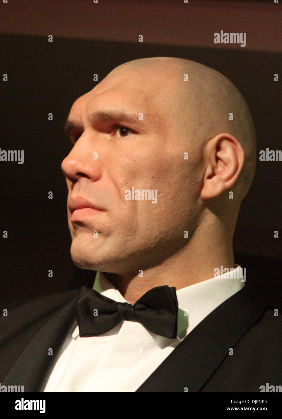 Mar 05, 2010 - San Pietroburgo, Russia - Ex due volte la WBA heavyweight champion NIKOLAI VALUEV ( che era soprannominato "La Bestia da est' pochi anni fa) che frequentano l'asta di beneficenza in Slavinsky Galleria d'Arte di San Pietroburgo. L'asta di beneficenza è stata organizzata a sostegno dei bambini affetti da cancro. (Credito Immagine: © PhotoXpress/ZUMA Press) Foto Stock