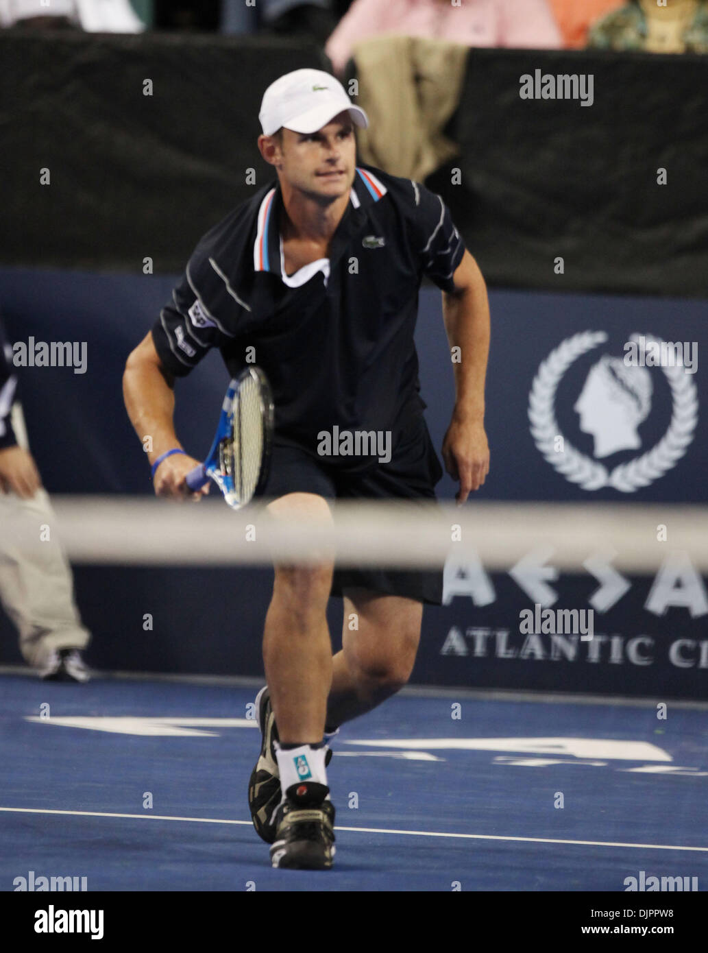 Apr 10, 2010 - Atlantic City , New Jersey , Stati Uniti d'America - Andy Roddick imposta per un ritorno in azione nella quarta partita. Andy Roddick è andato a vincere il 6-4 su Marat Safin al Caesars classico del tennis alla storica Boardwalk Hall di Atlantic City NJ Sabato 10 Aprile, 2010. (Credito Immagine: © Tom Briglia/ZUMA Press) Foto Stock