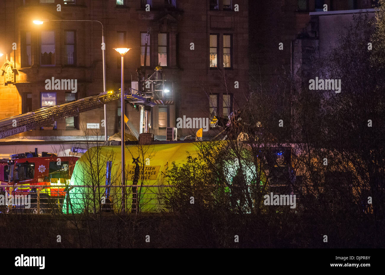 Glasgow, Scotland, Regno Unito. Il 30 novembre 2013. Elicottero della polizia si blocca al Clutha pub di Glasgow la Eurocopter EC135 T2 - con un equipaggio di tre costituito da due funzionari di polizia e un pilota civile - è venuto giù sul tetto di un pranzo pub di Stockwell Street a 10.25pm a Glasgow, Regno Unito. (Foto di Ross Gilmore Credito: Sam Kovak/Alamy Live News Foto Stock