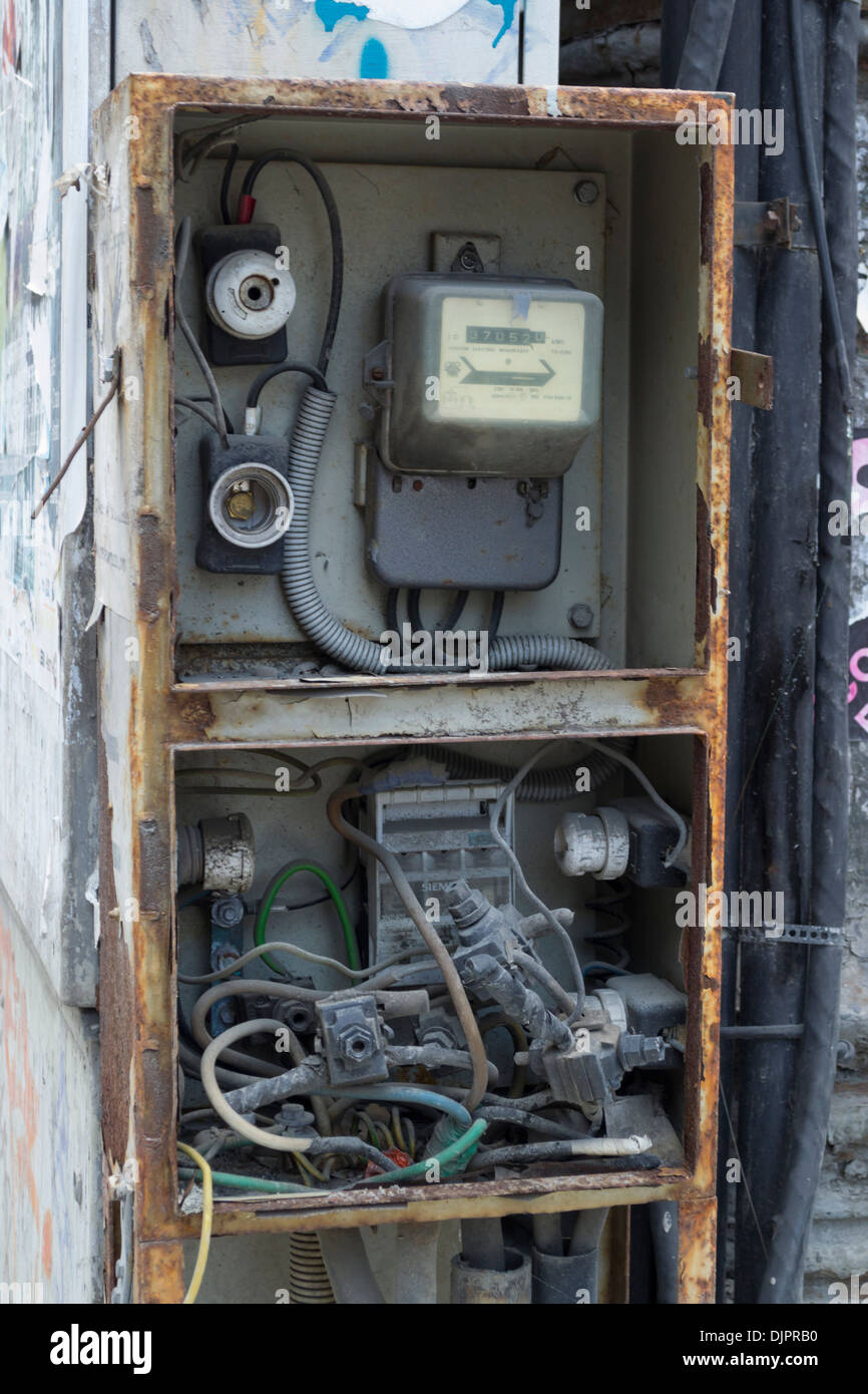 Soggetto ad atti vandalici portafusibili e misuratore di elettricità a Bucarest, Romania Foto Stock