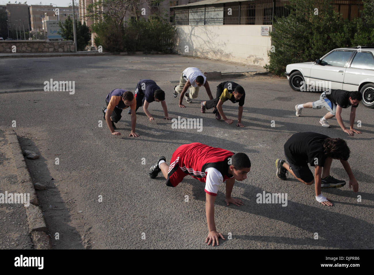 12 apr 2010 - Il Cairo, Egitto - Piccoli gruppi di giovani pratica parkour, una disciplina fisica dove i partecipanti si tenta di negoziare gli ostacoli nel modo più efficiente possibile. La pratica di recente è diventato popolare in Europa attorno al 2004 e cominciò a diffondersi in tutto il mondo. Nel 2008 il primo gruppo ha iniziato a Il Cairo, senza alcun addestramento formale essi erano ispirati da YouTube vid Foto Stock