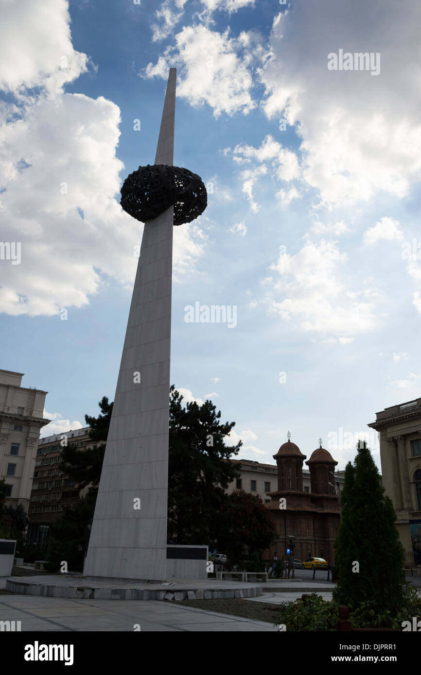 Rilancio il memoriale per le vittime di Romanian 1989 anticomunista rivoluzione contro il cielo blu di Bucarest, Romania Foto Stock