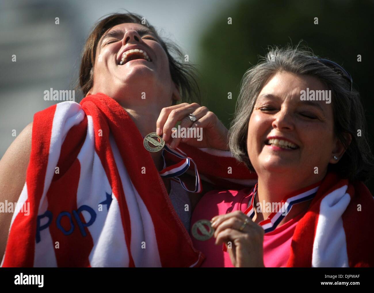 Apr. 21, 2010 - Memphis, TN, Stati Uniti - 21 Aprile 2010 Peggy McClure, sinistra e Lysbeth Francesco venuto via con medaglie d oro e grandi sorrisi dopo la concorrenza nella zona di Memphis Senior Giochi Olimpici mercoledì mattina presso la metà sud fiera via facility. Anziani Memphians 50 e sono in concorrenza per tutta la settimana in tutto da ping pong e campo da golf di colpo messo e bike racing. (Credito mi Foto Stock