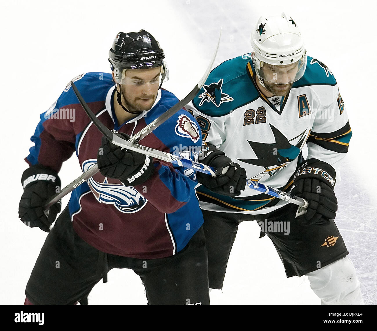 Apr 24, 2010 - Denver, Colorado, Stati Uniti d'America - GALIARDI TJ, a sinistra del Colorado Avalanche tussles con DAN BOYLE, a destra dei San Jose Sharks durante il gioco 6 del NHL Western Conference Quarti di Finale presso il Pepsi Center. (Credito Immagine: © Hector Acevedo/ZUMApress.com) Foto Stock