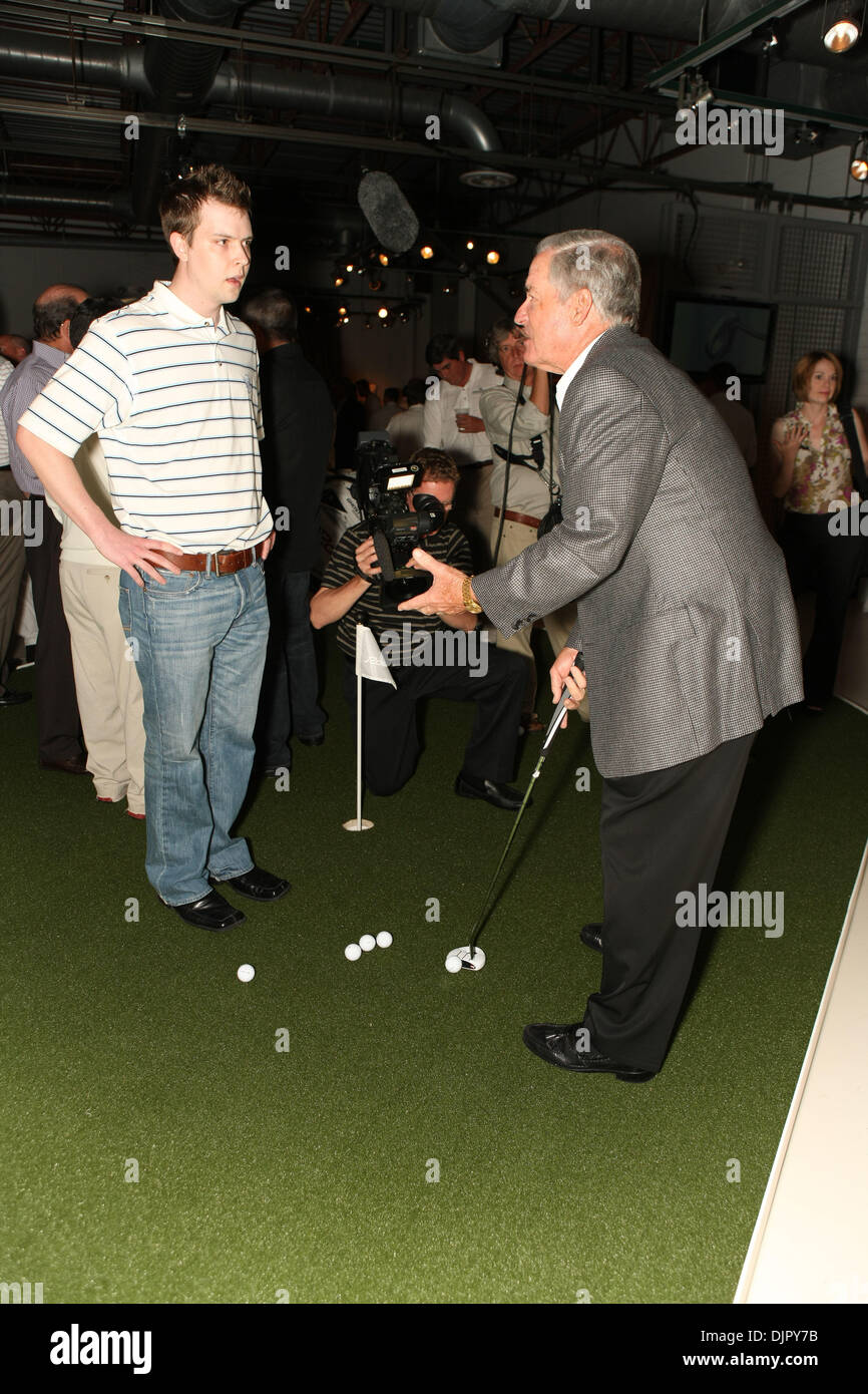 Apr 28, 2010 - Charlotte, North Carolina, Stati Uniti - PGA pro DAVE STOCKTON dà una ventola a pochi suggerimenti con il nuovo putter al partito TaylorMade di annunciare la premiere del nuovo Rossa Corza Ghost Putter presso il Lounge, luogo Phillips, Charlotte, North Carolina. (Credito Immagine: © Jim Dedmon/ZUMApress.com) Foto Stock