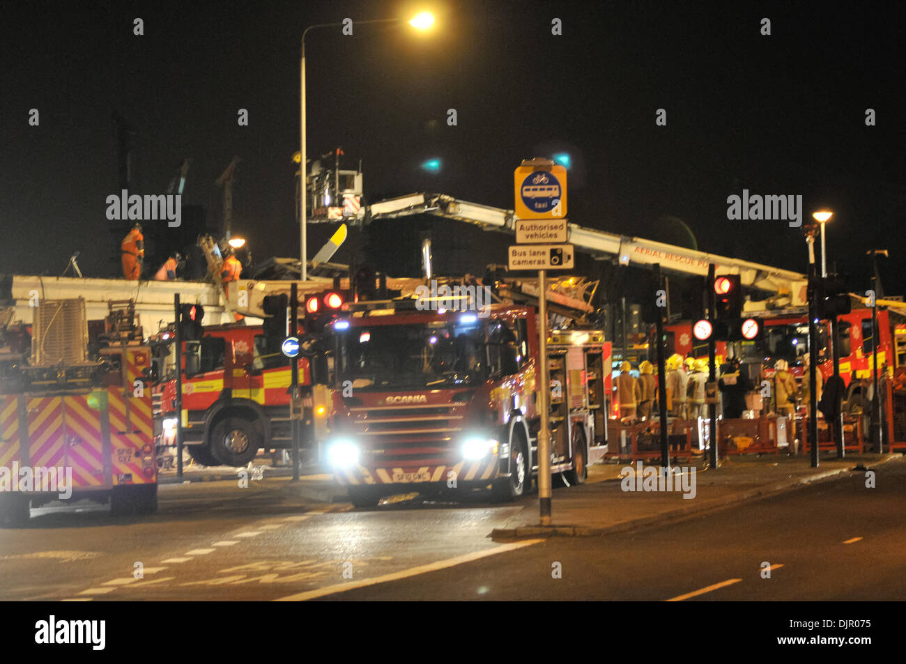 Glasgow, Scotland, Regno Unito. Il 30 novembre 2013. Un elicottero della polizia ha schiantato in un pub in Glasgow. Una banda è stata la riproduzione quando il crash è avvenuto e le persone sono state portate in ospedale. Credito: Andrew Steven Graham/Alamy Live News Foto Stock
