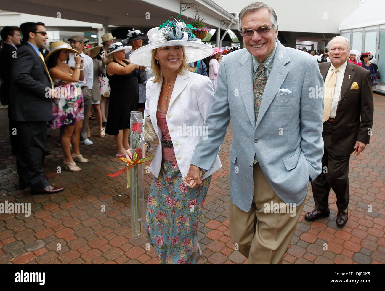 Maggio 01, 2010 - Louisville, Kentucky, Stati Uniti - Peter Marshall, ex ''piazze di Hollywood'' host di gioco, e sua moglie Lori, arrivati al 136in esecuzione del Derby del Kentucky a Churchill Downs sabato 1 maggio 2010. Foto di Charles Bertram (credito Immagine: © Lexington Herald-Leader/ZUMApress.com) Foto Stock