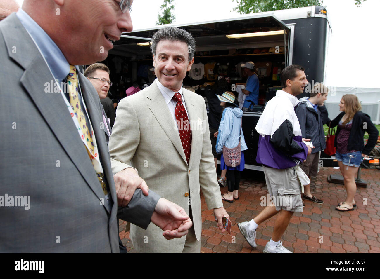 Maggio 01, 2010 - Louisville, Kentucky, Stati Uniti - Università di Louisville di pallacanestro degli uomini di coach Rick Pitino arrivati al 136in esecuzione del Derby del Kentucky a Churchill Downs sabato 1 maggio 2010. Foto di Charles Bertram (credito Immagine: © Lexington Herald-Leader/ZUMApress.com) Foto Stock