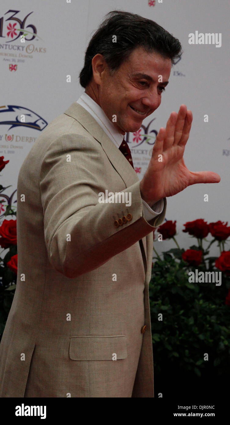 Maggio 01, 2010 - Louisville, Kentucky, Stati Uniti - Università di Louisville coach di pallacanestro, Rick Pitino, ondulata per la folla come era arrivato a 136in esecuzione del Derby del Kentucky a Churchill Downs sabato 1 maggio 2010. Foto di David Perry (credito Immagine: © Lexington Herald-Leader/ZUMApress.com) Foto Stock