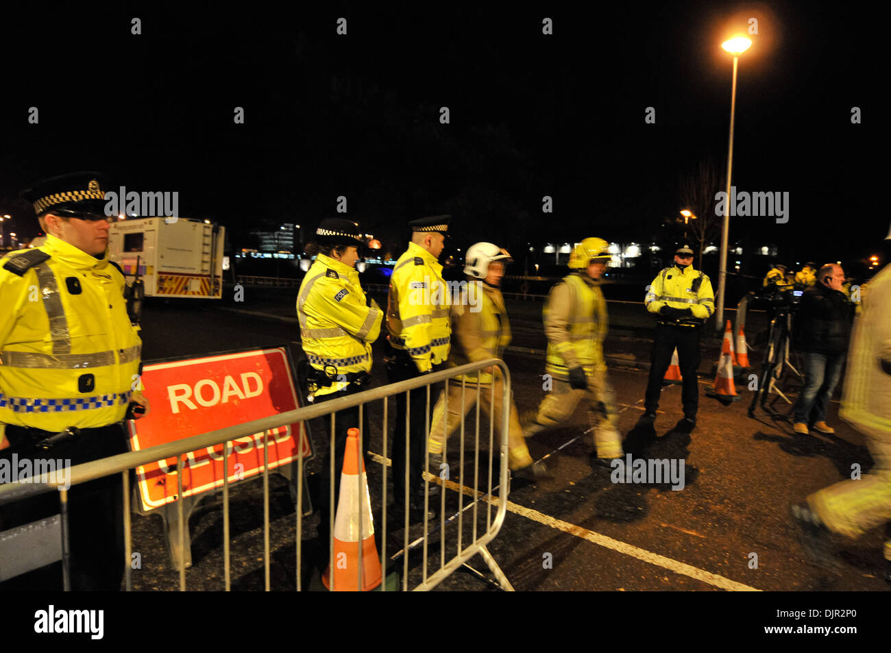 Glasgow, Scotland, Regno Unito. Il 30 novembre 2013. Un elicottero della polizia ha schiantato in un pub in Glasgow. Una banda è stata la riproduzione quando il crash è avvenuto e le persone sono state portate in ospedale. Credito: Andrew Steven Graham/Alamy Live News Foto Stock
