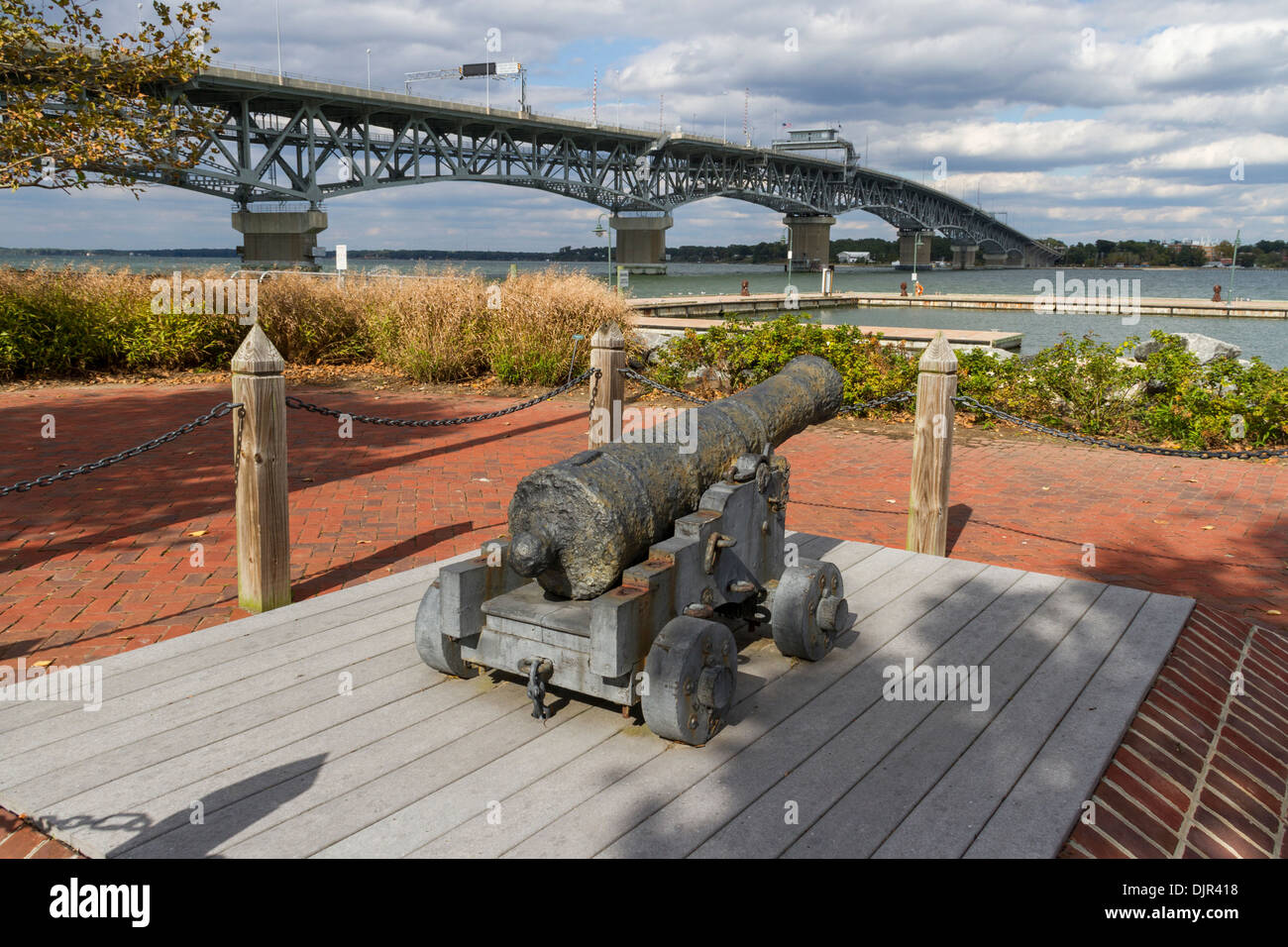 Cannone nel centro storico di Yorktown nel Colonial National Historical Park in Virginia con ponte sul fiume York. Foto Stock