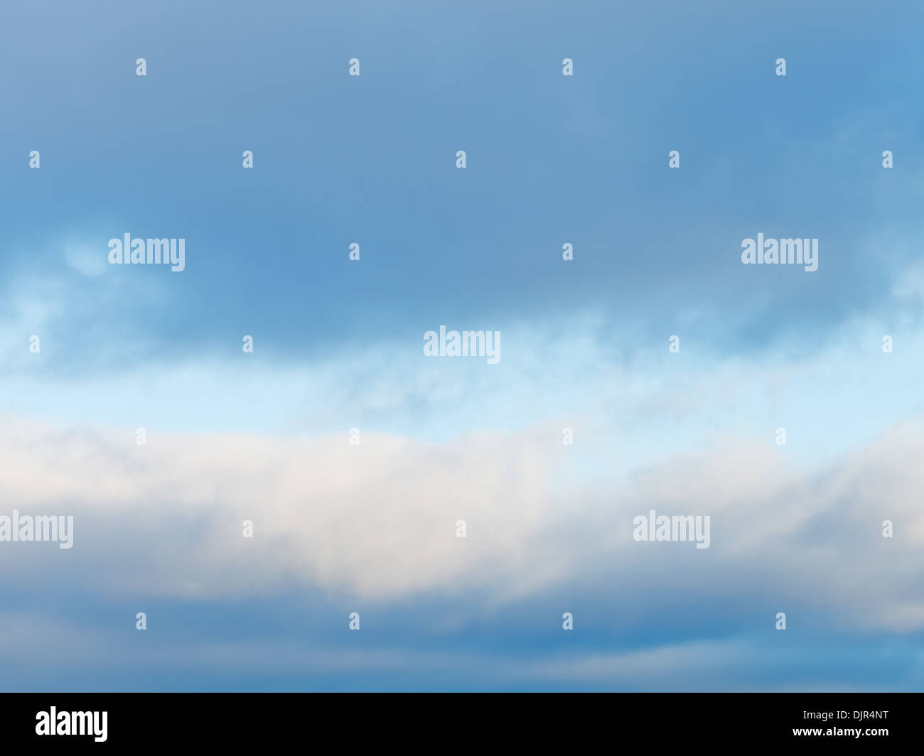 Cloudscape con con il grigio inverno nuvole nel pomeriggio blu cielo Foto Stock