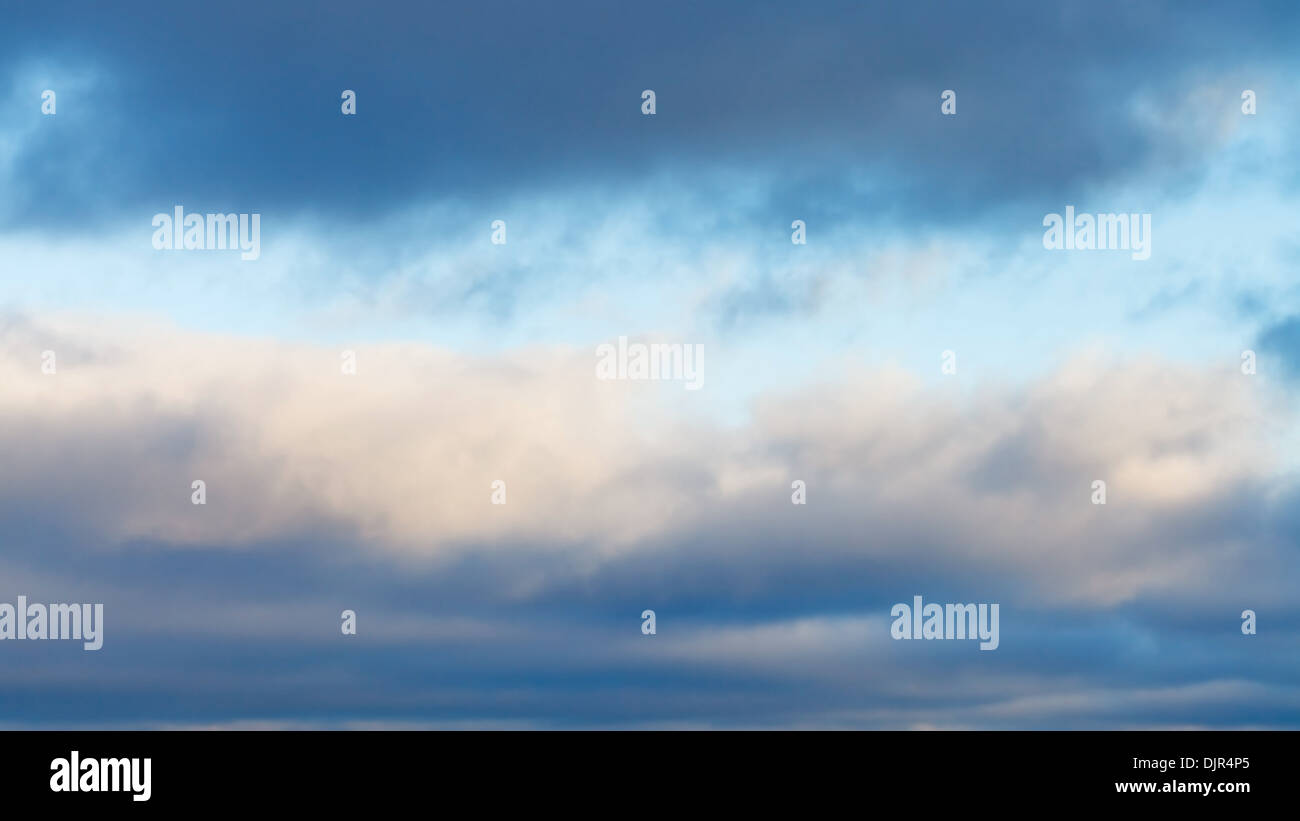 Panorama con il grigio inverno strati cloud nel pomeriggio blu cielo Foto Stock