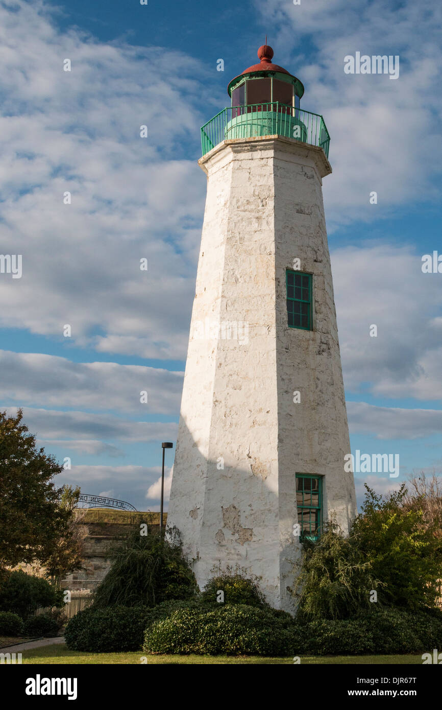 Old Point Comfort Lighthouse, costruito nel 1803, all'ingresso del Porto di Hampton Roads a Fort Monroe National Monument, Virginia. Foto Stock