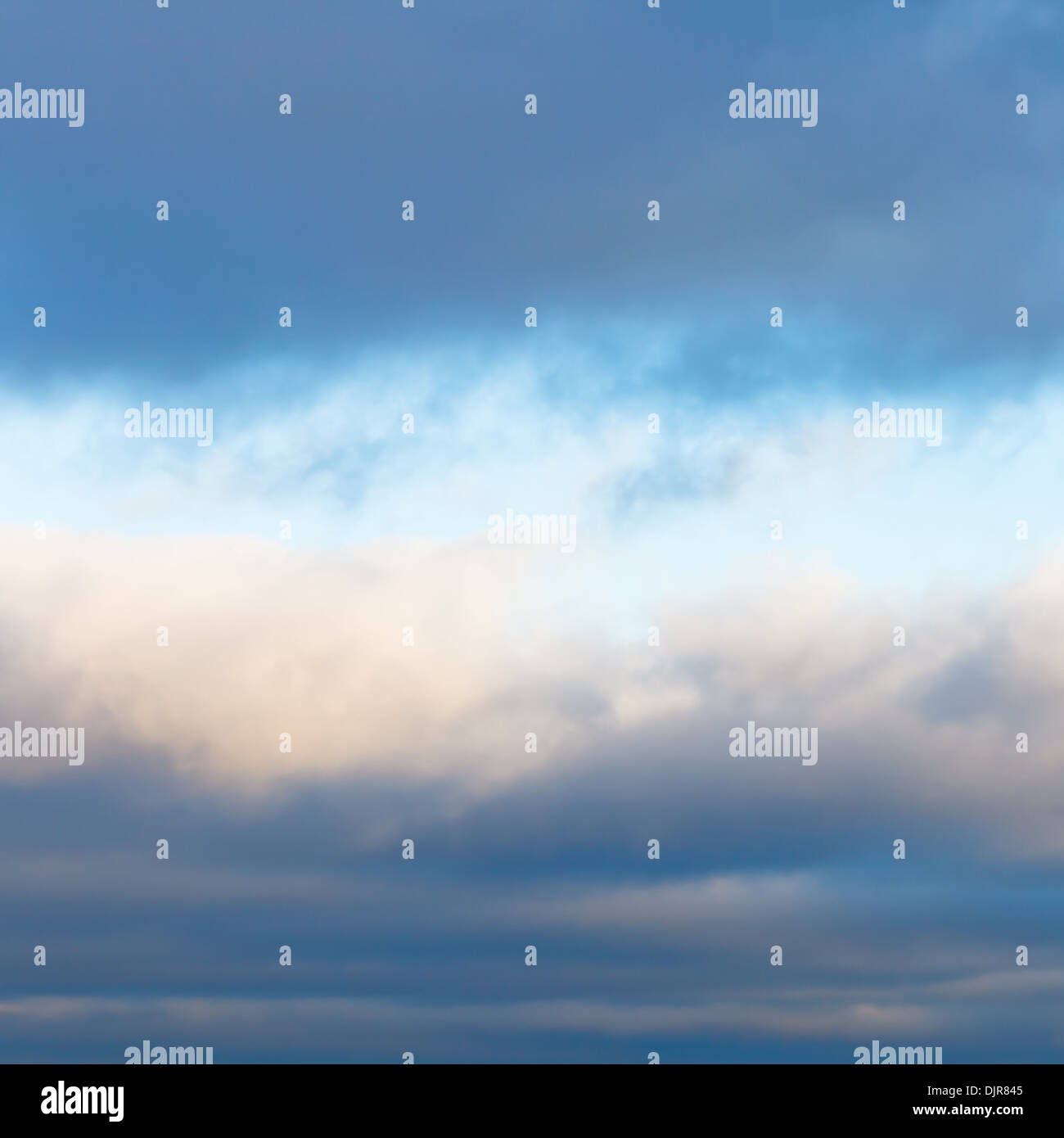 Inverno grigio cloud strati nel pomeriggio blu cielo Foto Stock