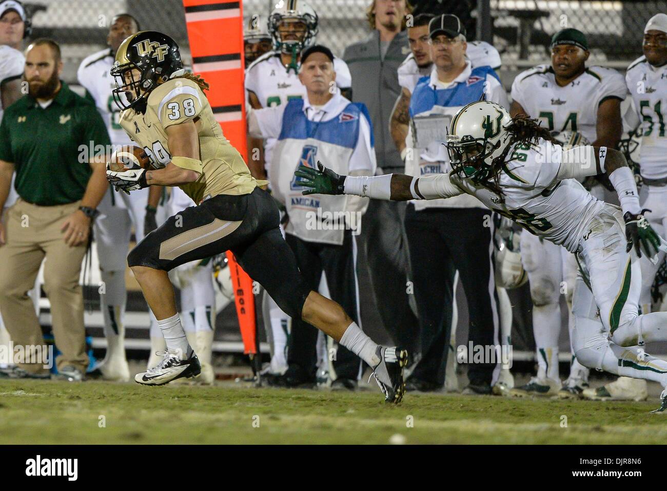 - Orlando, FL, U . 29 Nov, 2013. S: Central Florida defensive back Giordania Ozerities (38) intercetta una sfera destinati a South Florida wide receiver Chris Dunkley (88) durante la seconda metà del NCAA Football azione di gioco tra il USF Bulls e i cavalieri UCF. Central Florida sconfitto South Florida 23-20 a Bright House Networks Stadium di Orlando, Fl. © csm/Alamy Live News Foto Stock
