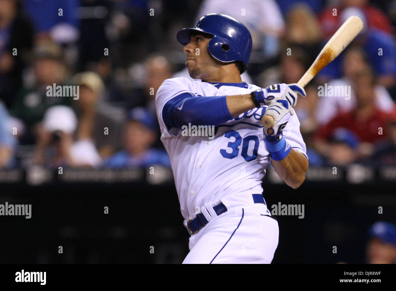 Apr. 10, 2010 - Kansas City, Missouri, Stati Uniti - 10 Aprile 2010: Kansas City Royals interbase Mike Aviles (30) hit fly palla al centro nel corso del sabato della partita di baseball, dei Boston Red Sox's sconfitto il Kansas City Royals 8-3 presso Kauffman Stadium di Kansas City, Missouri. (Credito Immagine: © James Allison/Southcreek globale/ZUMApress.com) Foto Stock