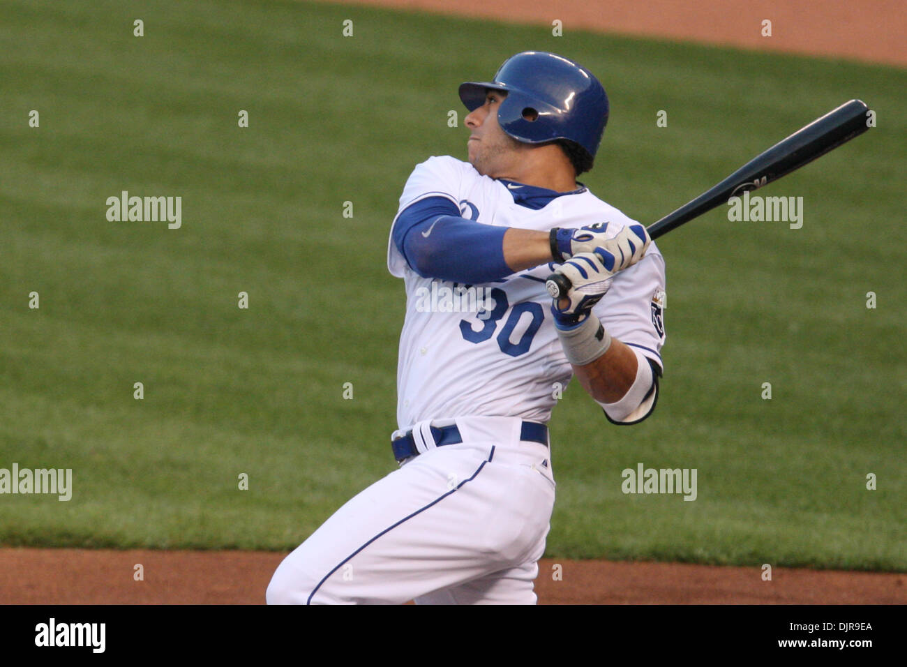 11 maggio 2010 - Kansas City, Missouri, Stati Uniti - 11 Maggio 2010: Kansas City Royals interbase Mike Aviles (30) raddoppia a sinistra al centro durante il martedì di baseball gioco tra il Kansas City Royals e Cleveland Indians presso Kauffman Stadium di Kansas City, Missouri. (Credito Immagine: © James Allison/Southcreek globale/ZUMApress.com) Foto Stock