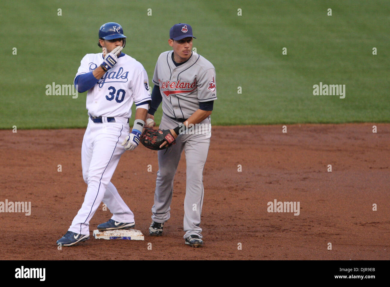 11 maggio 2010 - Kansas City, Missouri, Stati Uniti - 11 Maggio 2010: Kansas City Royals interbase Mike Aviles (30) raddoppia a sinistra al centro durante il martedì di baseball gioco tra il Kansas City Royals e Cleveland Indians presso Kauffman Stadium di Kansas City, Missouri. (Credito Immagine: © James Allison/Southcreek globale/ZUMApress.com) Foto Stock