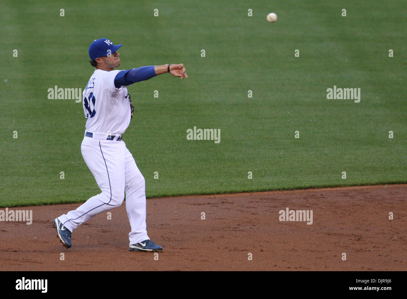 11 maggio 2010 - Kansas City, Missouri, Stati Uniti - 11 Maggio 2010: Kansas City Royals interbase Mike Aviles (30) durante il martedì di baseball gioco tra il Kansas City Royals e Cleveland Indians presso Kauffman Stadium di Kansas City, Missouri. (Credito Immagine: © James Allison/Southcreek globale/ZUMApress.com) Foto Stock