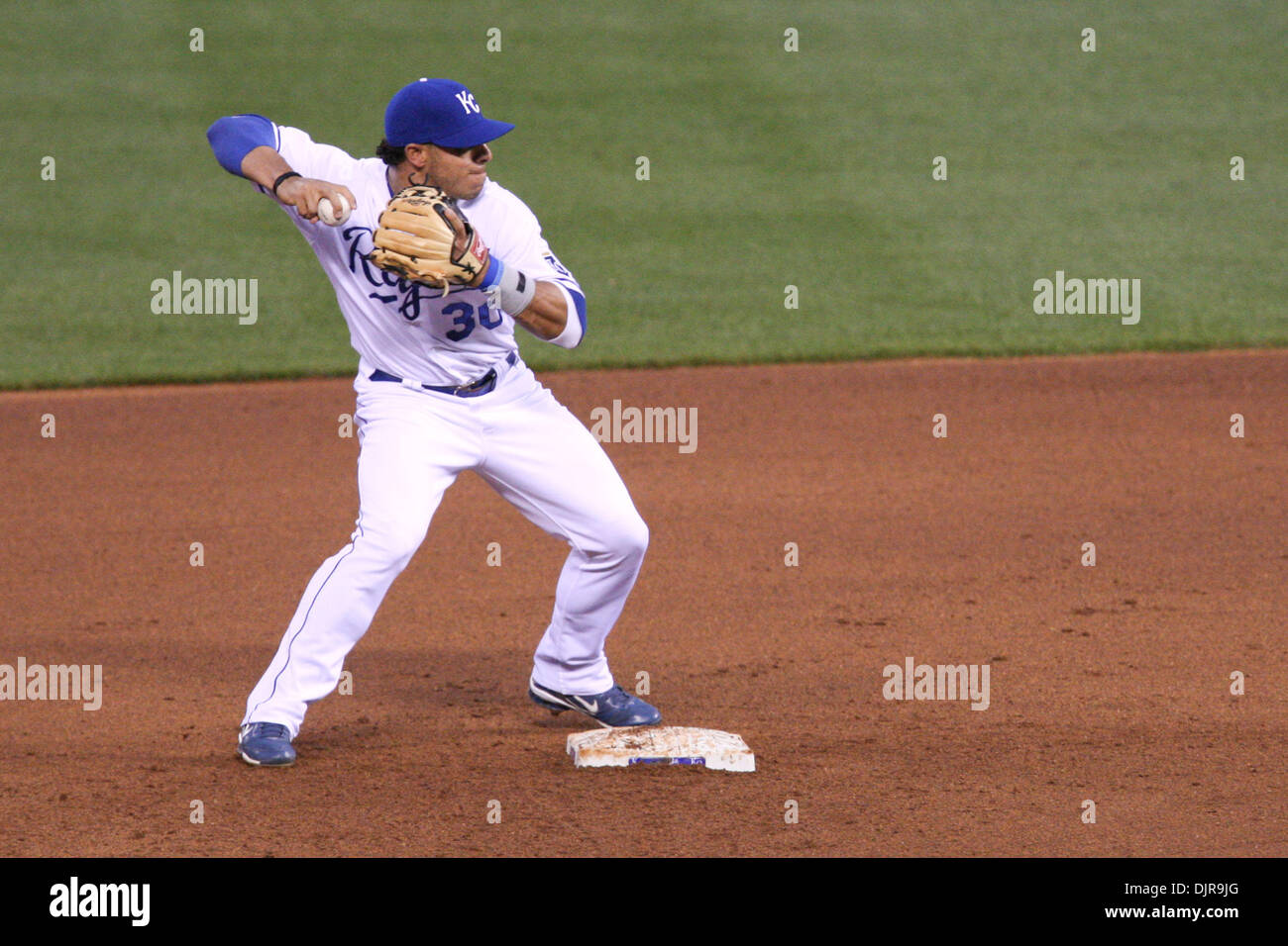 11 maggio 2010 - Kansas City, Missouri, Stati Uniti - 11 Maggio 2010: Kansas City Royals interbase Mike Aviles (30) gira a doppio gioco durante il martedì la partita di baseball, tra il Kansas City Royals e Cleveland Indians presso Kauffman Stadium di Kansas City, Missouri. (Credito Immagine: © James Allison/Southcreek globale/ZUMApress.com) Foto Stock
