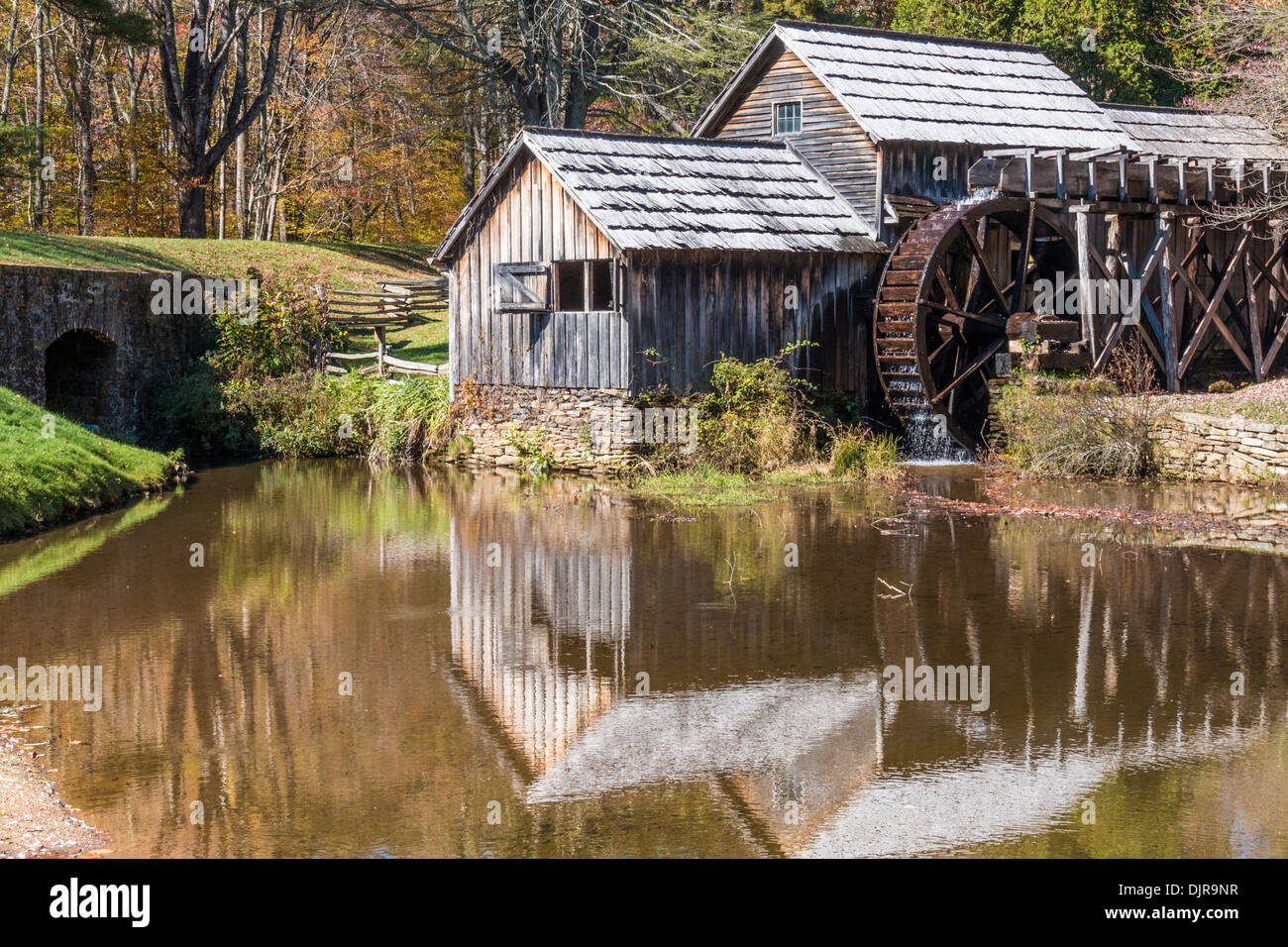 Autunno a Mabry Mill, con riflessioni sul creek, su Blue Ridge Parkway Foto Stock