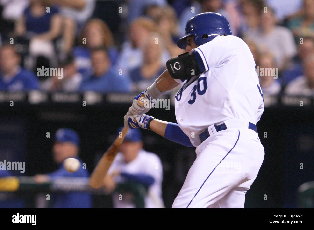 25 maggio 2010 - Kansas City, Missouri, Stati Uniti - 25 Maggio 2010: Kansas City Royals secondo baseman Mike Aviles (30) singoli su suolo palla al centro durante il martedì di baseball gioco tra il Kansas City Royals e Texas Rangers presso Kauffman Stadium di Kansas City, Missouri. (Credito Immagine: © James Allison/Southcreek globale/ZUMApress.com) Foto Stock