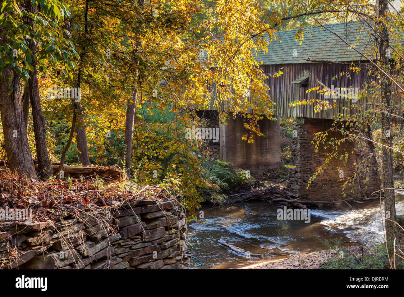 Concord Covered Bridge, un ponte a una corsia, è stato costruito nel 1872 su Nickajack Creek nel quartiere storico di Concord Covered Bridge a Smyrna, Georgia. Foto Stock