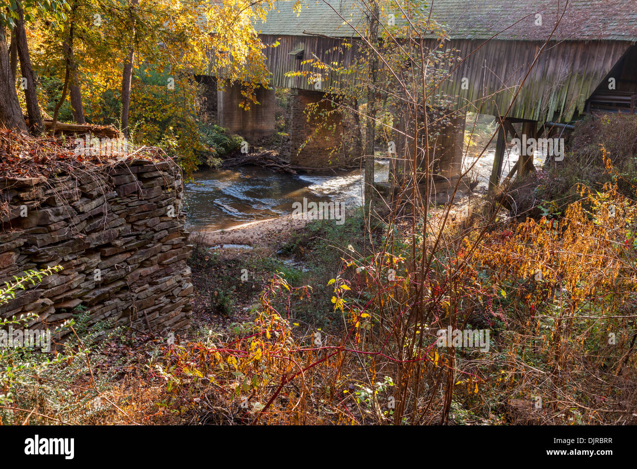 Concord Covered Bridge, un ponte a una corsia, è stato costruito nel 1872 su Nickajack Creek nel quartiere storico di Concord Covered Bridge a Smyrna, Georgia. Foto Stock