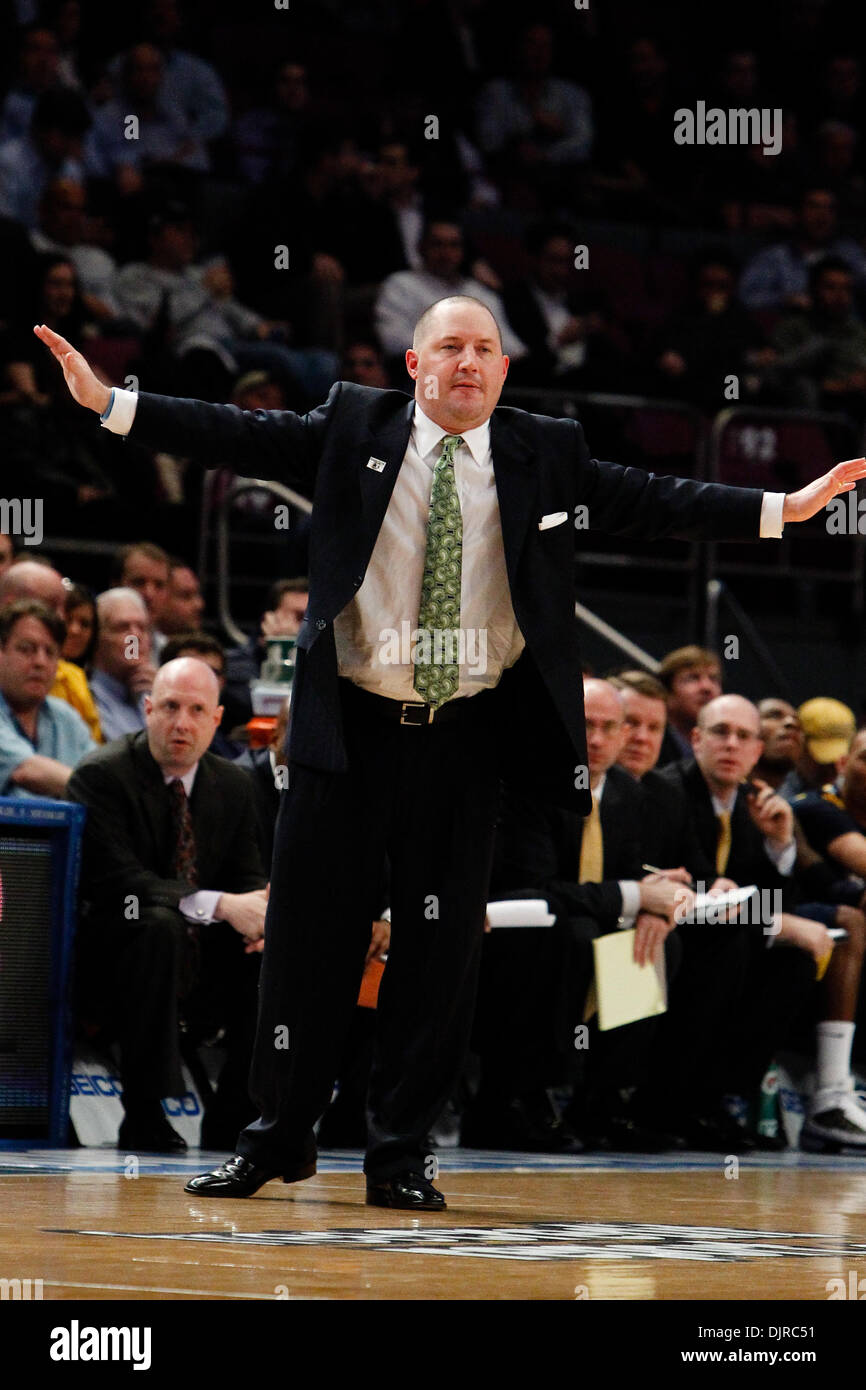 Mar 11, 2010 - New York, New York, Stati Uniti - 11 Marzo 2010: Marquette head coach Buzz Williams durante l'azione di gioco al 2010 Grande Oriente di pallacanestro degli uomini di quarti di finale di campionato tenutasi presso il Madison Square Garden di New York, New York. Numero 5 seminate Marquette sconfitto numero 4 Villanova 80-76. (Credito Immagine: © Alex Cena/Southcreek globale/ZUMApress.com) Foto Stock