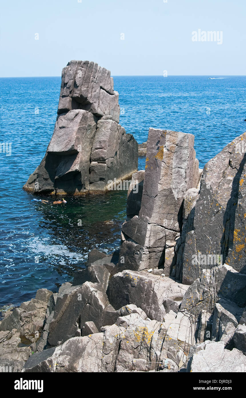 Rocce sporgere dall'acqua del Mar Nero, il paesaggio marino. Foto Stock