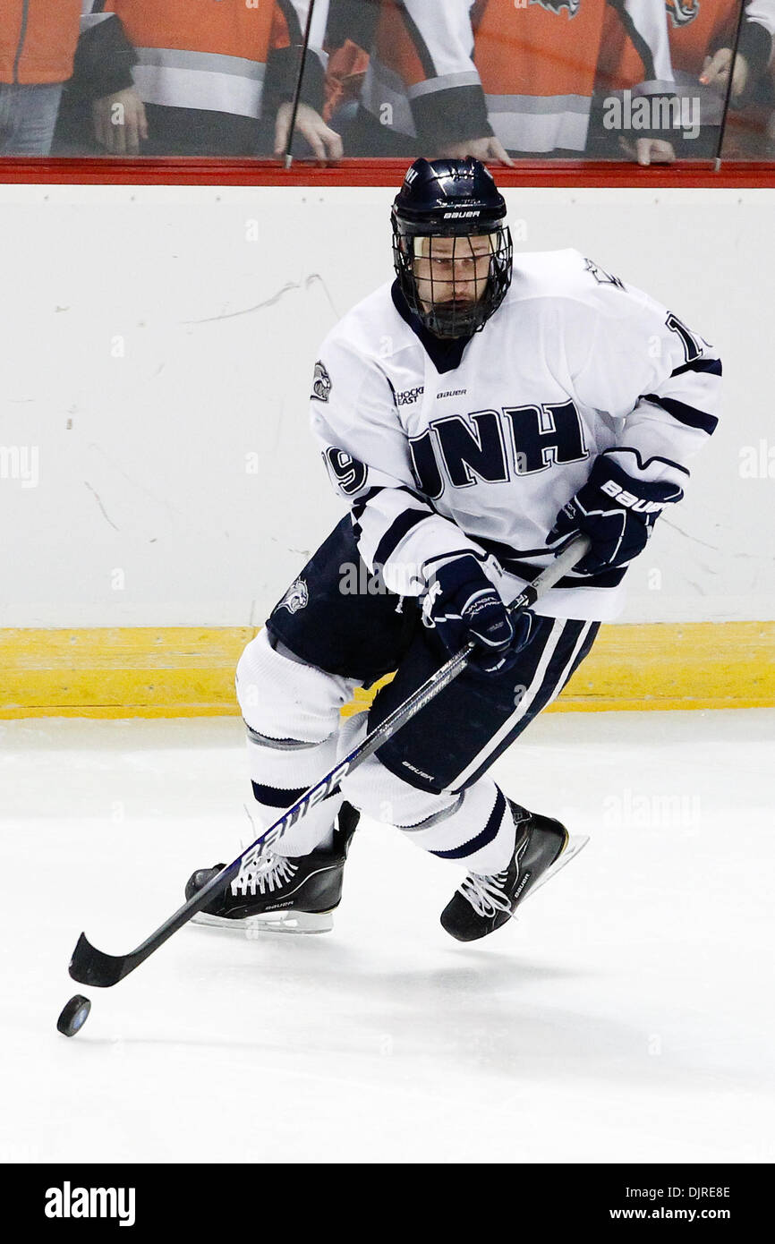 27 mar 2010 - Albany, New York, Stati Uniti - 27 Marzo 2010: New Hampshire avanti Mike Sislo (19)durante l'hockey su ghiaccio azione tra New Hampshire e Rochester Institute of Technology (RIT) ad est il torneo regionale finale del 2010 NCAA Hockey campionato svoltosi a volte Unione Centro in Albany, New York. Il tigri RIT sconfitto il New Hampshire Wildcats 6-2 per avanzare alla NC Foto Stock
