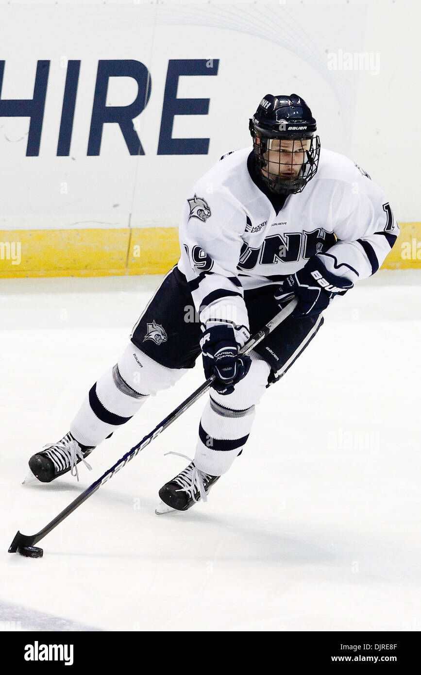 27 mar 2010 - Albany, New York, Stati Uniti - 27 Marzo 2010: New Hampshire avanti Mike Sislo (19)durante l'hockey su ghiaccio azione tra New Hampshire e Rochester Institute of Technology (RIT) ad est il torneo regionale finale del 2010 NCAA Hockey campionato svoltosi a volte Unione Centro in Albany, New York. Il tigri RIT sconfitto il New Hampshire Wildcats 6-2 per avanzare alla NC Foto Stock