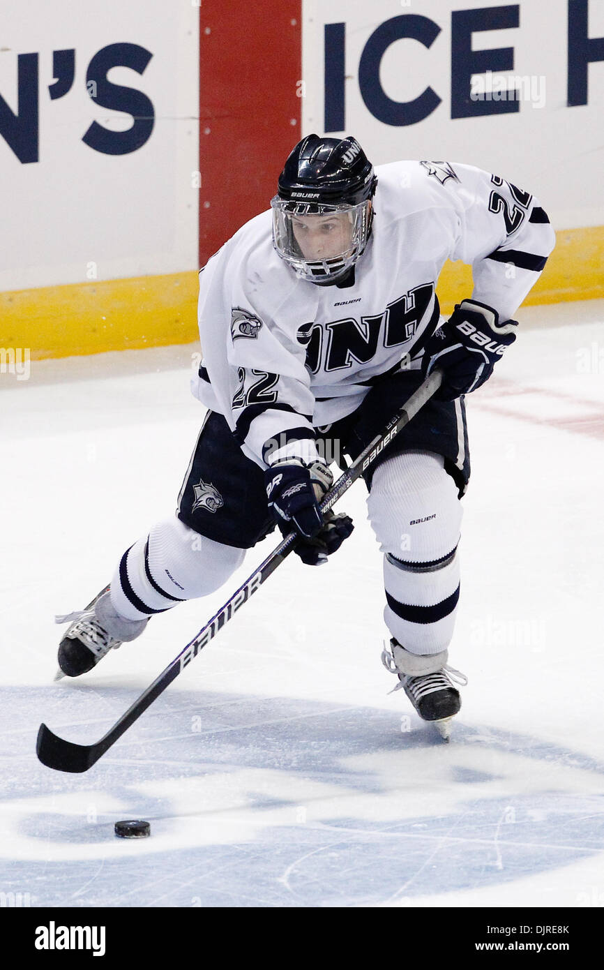 27 mar 2010 - Albany, New York, Stati Uniti - 27 Marzo 2010: New Hampshire avanti Stevie Mosè (22) durante l'hockey su ghiaccio azione tra New Hampshire e Rochester Institute of Technology (RIT) ad est il torneo regionale finale del 2010 NCAA Hockey campionato svoltosi a volte Unione Centro in Albany, New York. Il tigri RIT sconfitto il New Hampshire Wildcats 6-2 per avanzare alla Foto Stock