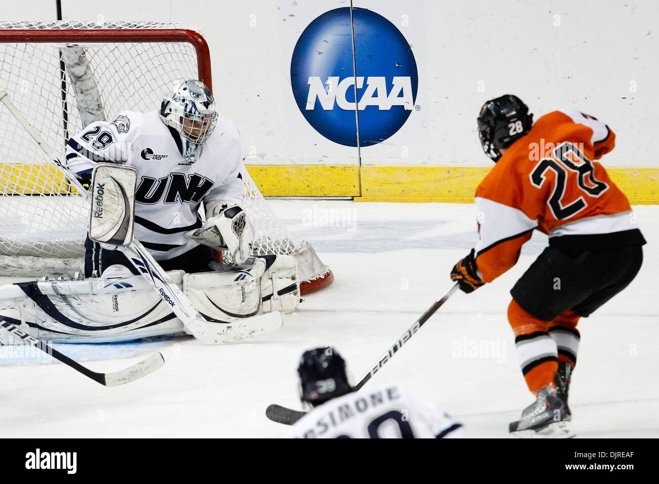 27 mar 2010 - Albany, New York, Stati Uniti - 27 Marzo 2010: New Hampshire Goalie Brian Foster (29) e RIT in avanti Andrea Favot (28) durante l'hockey su ghiaccio azione tra New Hampshire e Rochester Institute of Technology (RIT) ad est il torneo regionale finale del 2010 NCAA Hockey campionato svoltosi a volte Unione Centro in Albany, New York. Il tigri RIT sconfitto il del New Hampshire Foto Stock