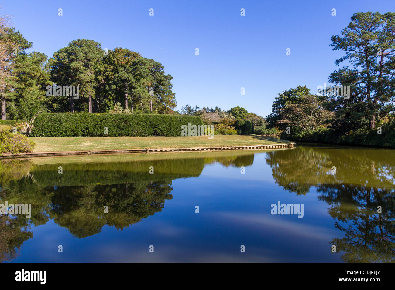 Specchio lago ai Giardini Botanici Norfolk a Norfolk, Virginia. Foto Stock