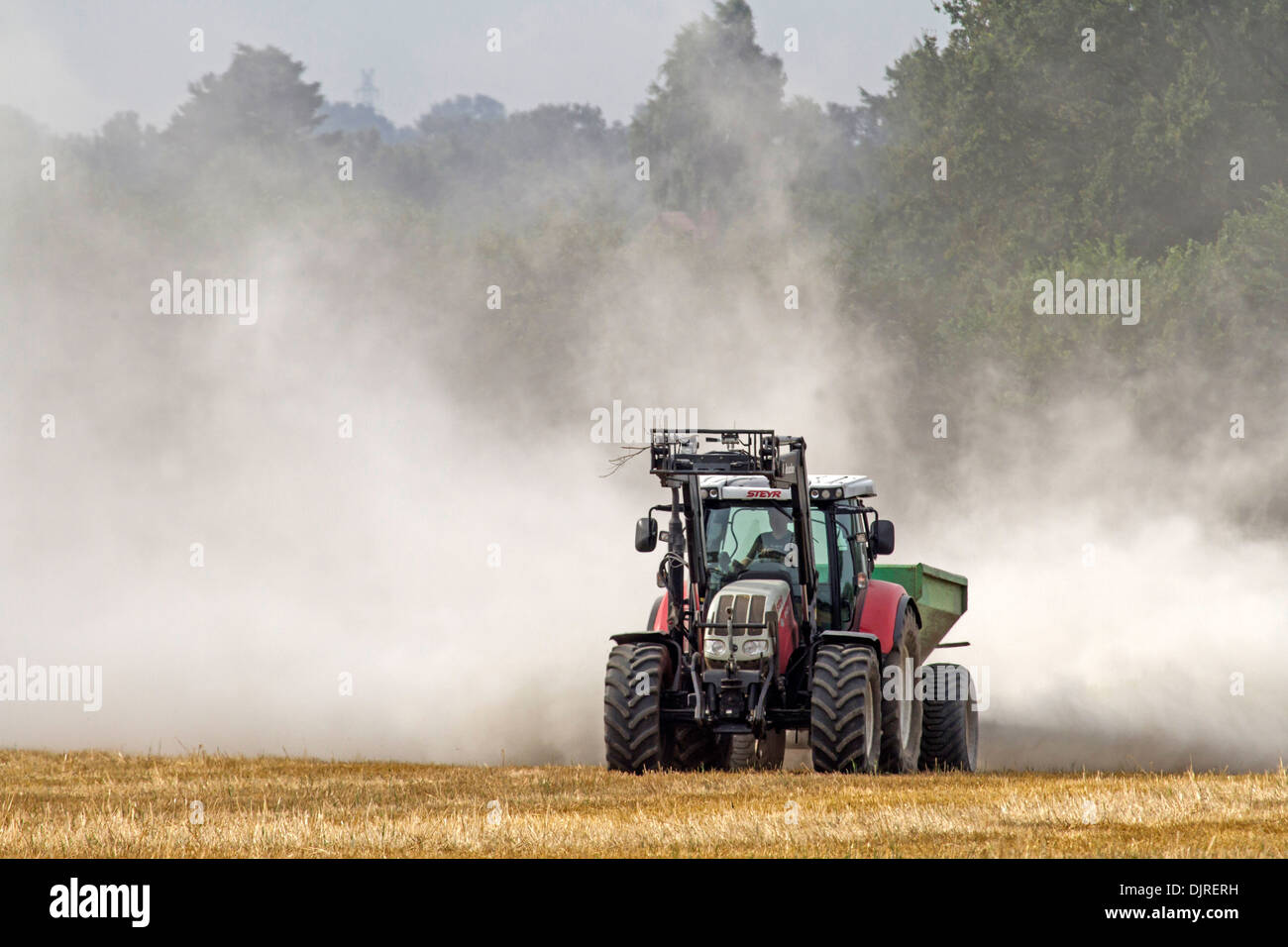 Il trattore liming un campo, Germania, Europa Foto Stock