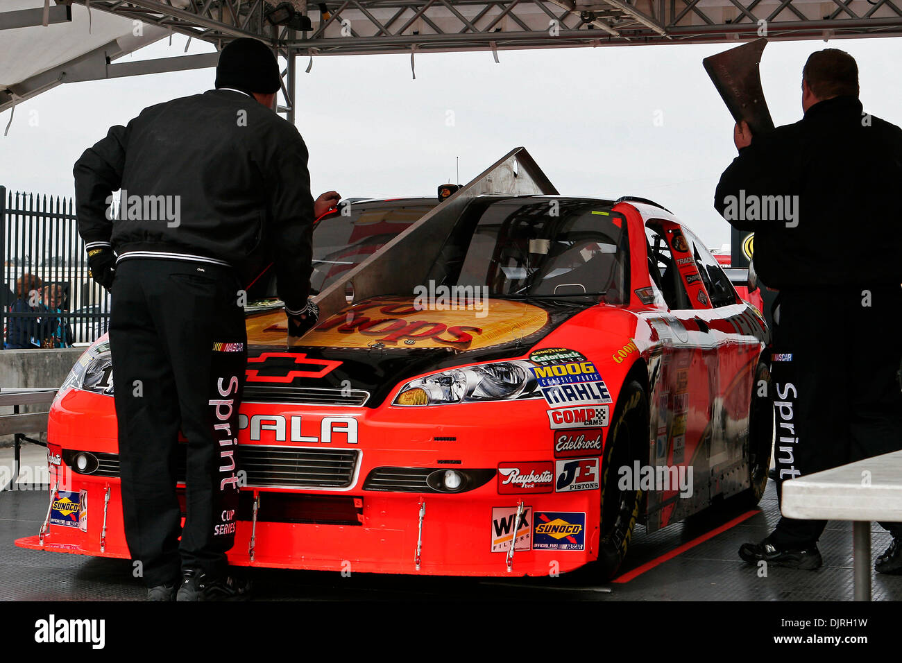 Mar 07, 2010 - Atlanta, Georgia, Stati Uniti - 07 Marzo 2010: Jamie McMurray Bass Pro Shops/auto Tracker durante le procedure di ispezione prima dell'Kobalt Tools 500 ad Atlanta Motor Speedway di Atlanta, Georgia. (Credito Immagine: © Jason Clark/Southcreek globale/ZUMApress.com) Foto Stock