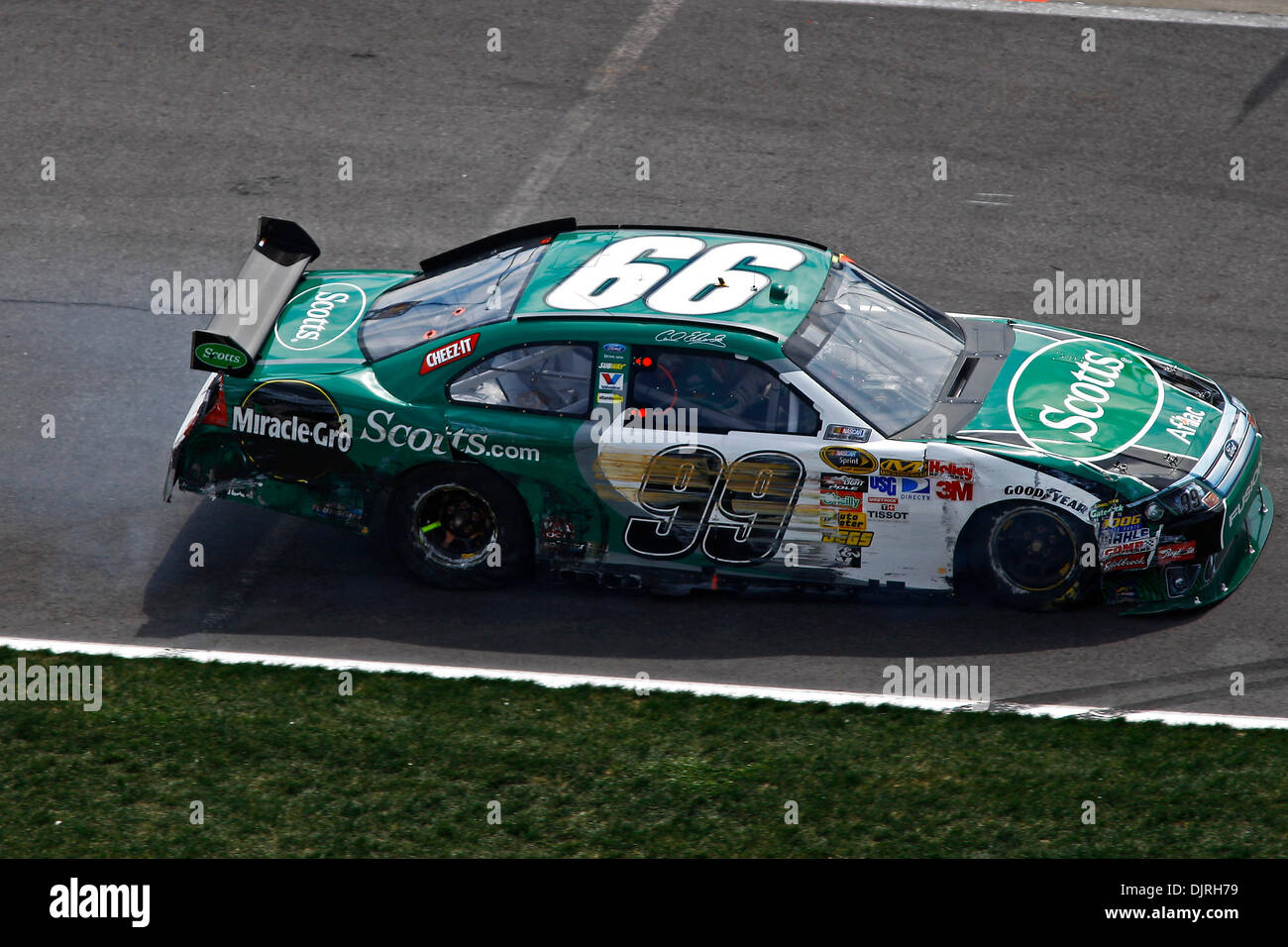 Mar 07, 2010 - Atlanta, Georgia, Stati Uniti - 07 Marzo 2010: driver Scotts Carl Edwards #99 giù la testa pit lane durante la Kobalt Tools 500 ad Atlanta Motor Speedway di Atlanta, Georgia. (Credito Immagine: © Jason Clark/Southcreek globale/ZUMApress.com) Foto Stock