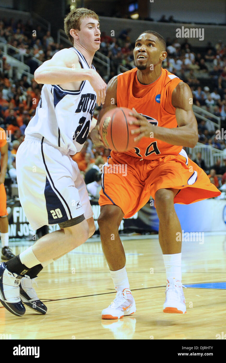 Mar 18, 2010 - San Jose, California, Stati Uniti - 18 Marzo 2010: UTEP avanti JR Jeremy Williams (34) occhi un colpo sotto pressione dalla guardia UTEP JR Isacco Gordon (20) durante il round di apertura giocare nella regione ovest tra il Butler Bulldogs e l'Università di Texas-El Paso minatori a HP Pavilion a San Jose, California. (Credito Immagine: © Matt Cohen/Southcreek globale/ZUMApress.com) Foto Stock