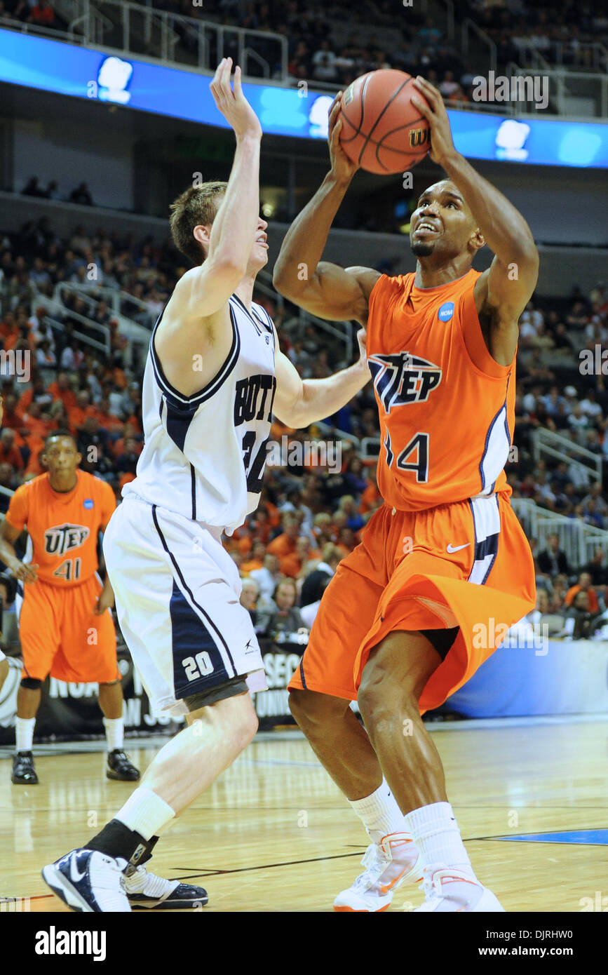 Mar 18, 2010 - San Jose, California, Stati Uniti - 18 Marzo 2010: UTEP avanti JR Jeremy Williams (34) occhi un colpo sotto pressione dalla guardia UTEP JR Isacco Gordon (20) durante il round di apertura giocare nella regione ovest tra il Butler Bulldogs e l'Università di Texas-El Paso minatori a HP Pavilion a San Jose, California. (Credito Immagine: © Matt Cohen/Southcreek globale/ZUMApress.com) Foto Stock