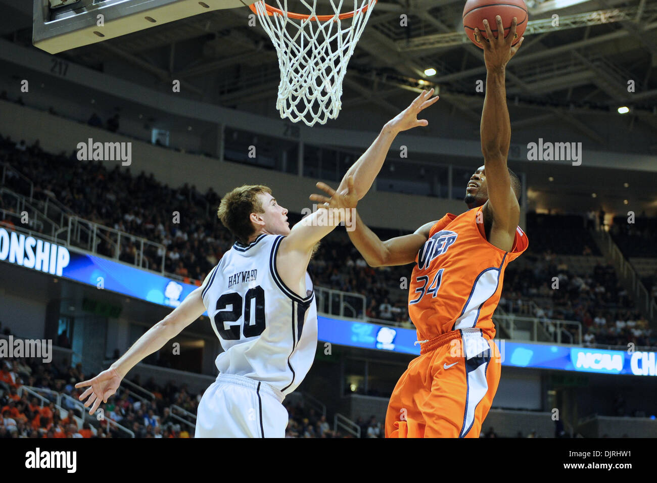 Mar 18, 2010 - San Jose, California, Stati Uniti - 18 Marzo 2010: UTEP avanti JR Jeremy Williams (34) occhi un colpo sotto pressione dalla guardia UTEP JR Isacco Gordon (20) durante il round di apertura giocare nella regione ovest tra il Butler Bulldogs e l'Università di Texas-El Paso minatori a HP Pavilion a San Jose, California. (Credito Immagine: © Matt Cohen/Southcreek globale/ZUMApress.com) Foto Stock