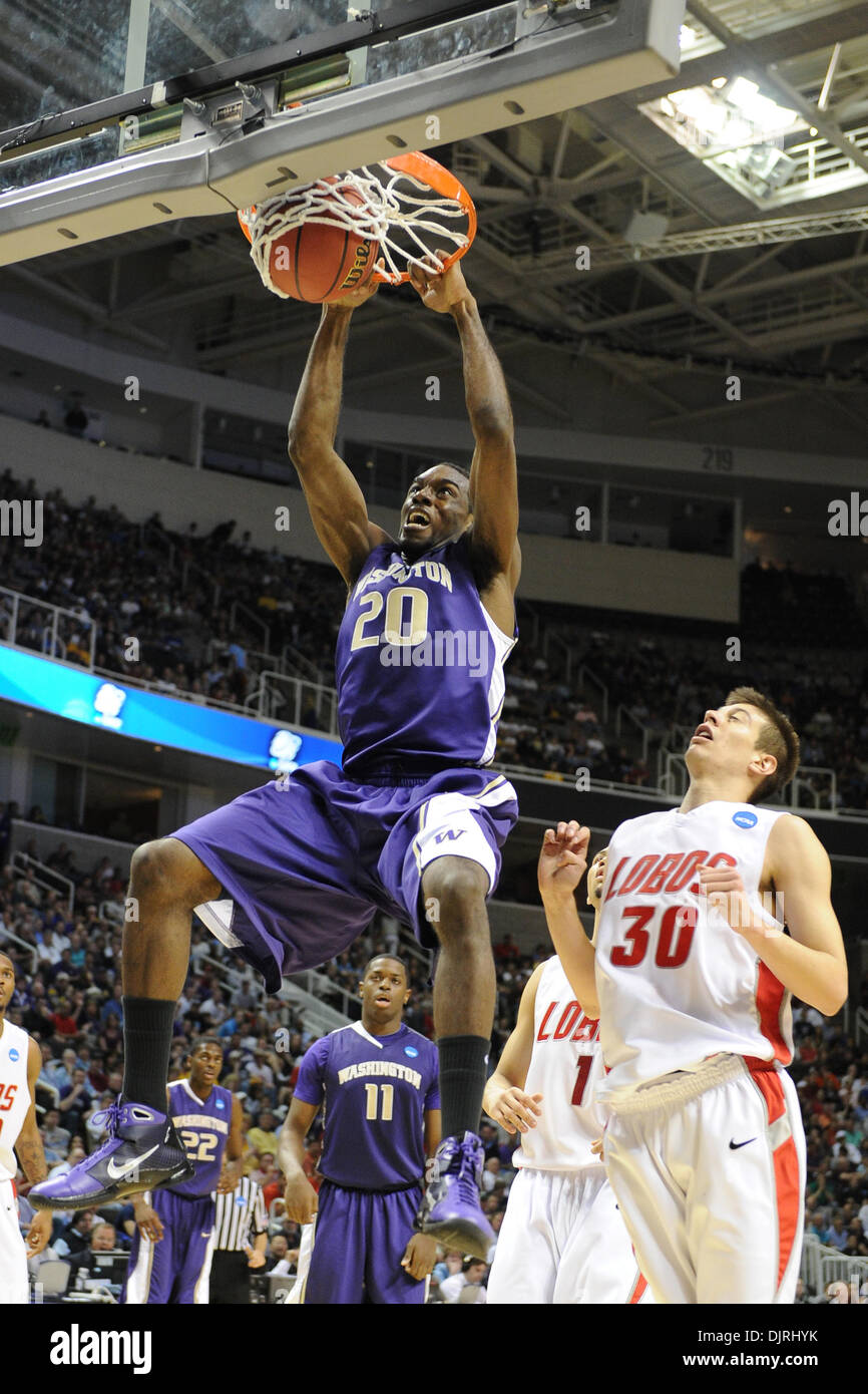 Mar 20, 2010 - San Jose, California, Stati Uniti - 20 Marzo 2010: Washington SR in avanti Quincy Pondexter (20) ottiene dietro il Nuovo Messico difesa per un grande slam durante il round di apertura giocare nella regione Est tra il New Mexico Lobos e il Washington Huskies a HP Pavilion a San Jose, California. Washington avanzate per il dolce 16 con un 82-64 rout. (Credito Immagine: © Matt Cohen/Sud Foto Stock