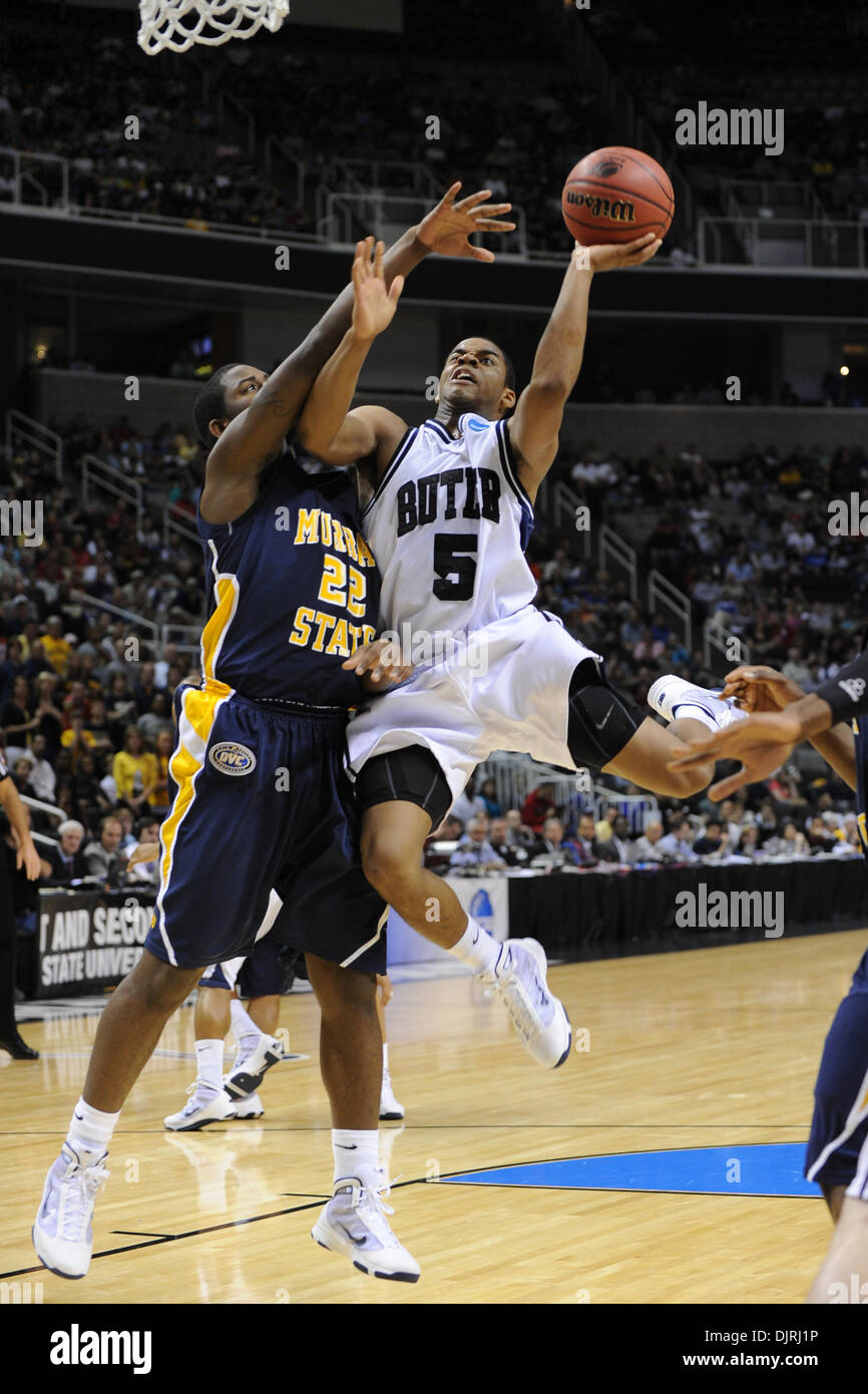 Mar 20, 2010 - San Jose, California, Stati Uniti - 20 Marzo 2010: Butler in modo guard Ronald Nored (5) aziona la corsia contro Murray State JR avanti Jeffery McClain (22) durante il secondo turno giocare nella regione ovest tra il Butler Bulldogs e la Murray State Racers in HP Pavilion a San Jose, California. Il maggiordomo avanzate per il dolce 16 con una vittoria di 54-52. (Credito Immagine: © Matt Cohen/Sout Foto Stock