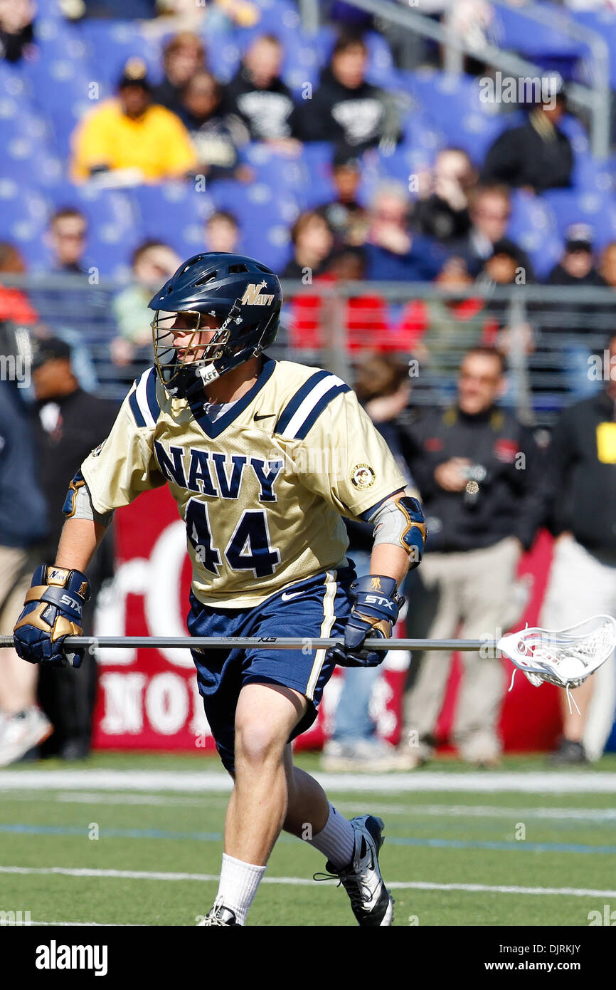 Apr. 17, 2010 - Baltimore, Maryland, Stati Uniti - 17 Aprile 2010: Marina Attackman Tim Paul (14) durante il lacrosse azione di gioco al giorno Smartlink dei rivali tenutosi a M&T Bank Stadium di Baltimora, Maryland. L'Esercito Cavalieri Neri ha sconfitto la Marina aspiranti guardiamarina 7-6. (Credito Immagine: © Alex Cena/Southcreek globale/ZUMApress.com) Foto Stock