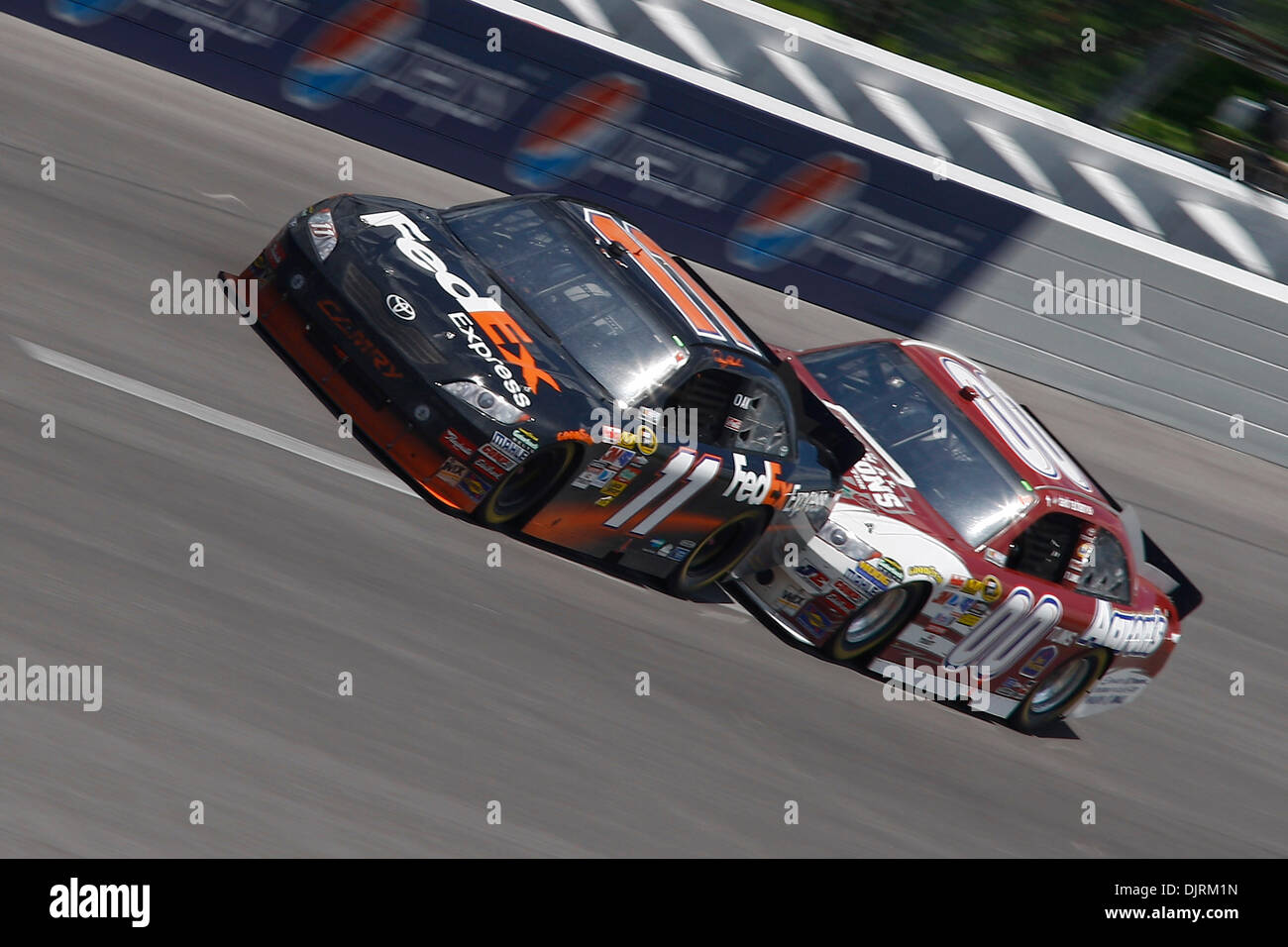 Apr. 25, 2010 - Lincoln, Alabama, Stati Uniti - 25 Aprile 2010: Fed Ex Express conducente Denny Hamlin (11) riceve qualche aiuto da parte dell'Alabama NCAA Champios nazionale/per Aaronne conducente David Reutimann (00) durante la fase di Aaronne 499 a Talladega SuperSpeedway a Lincoln, Alabama. (Credito Immagine: © Jason Clark/Southcreek globale/ZUMApress.com) Foto Stock