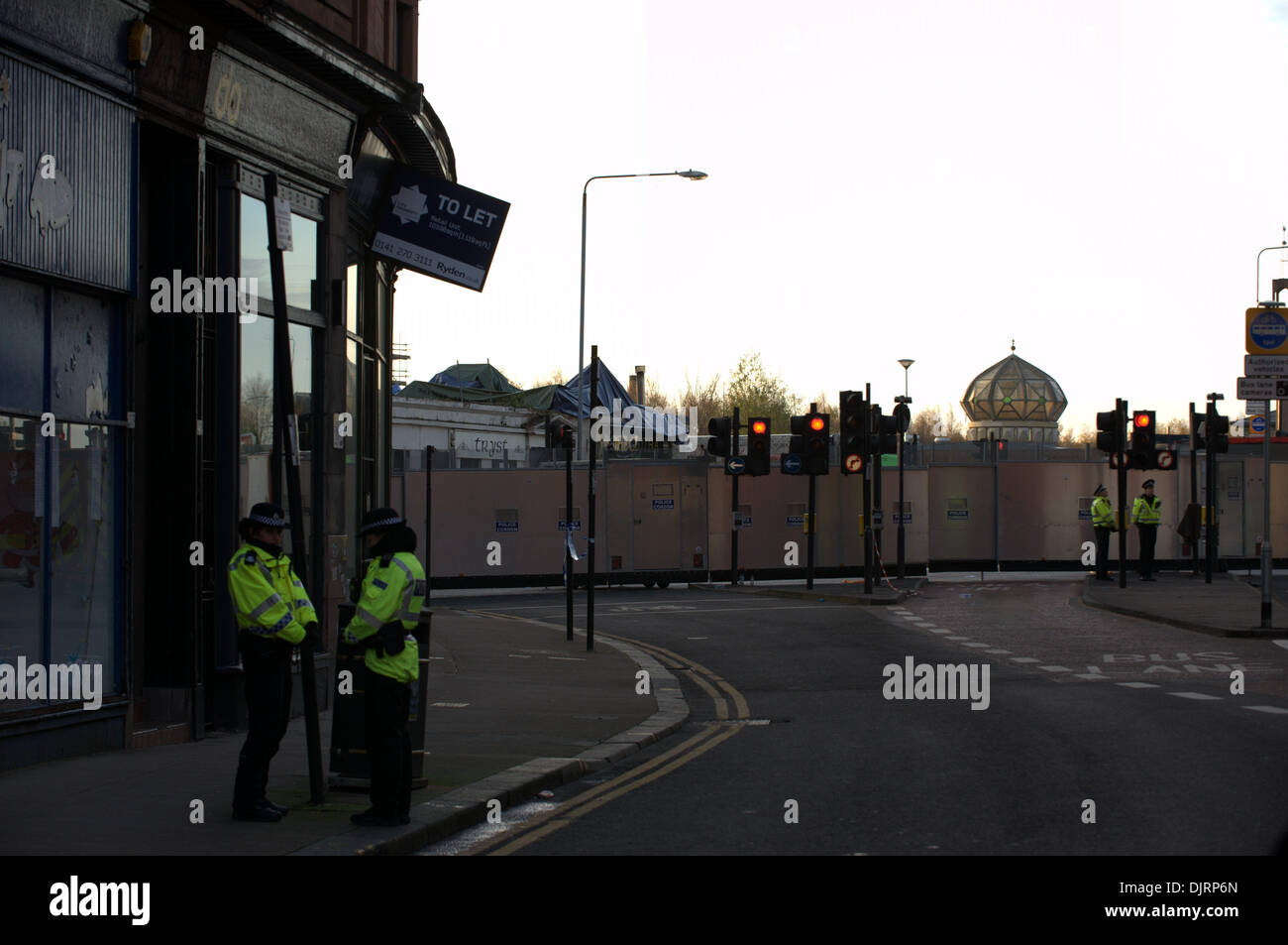 Glasgow, Scotland, Regno Unito. Il 30 novembre 2013. La polizia e i servizi di soccorso presso il Bar Clutha, Stockwell Street, Glasgow, come recupero opertation contiues a seguito di un elicottero della polizia si è schiantato nel tetto del pub Credito: Tony Clerkson/Alamy Live News Foto Stock